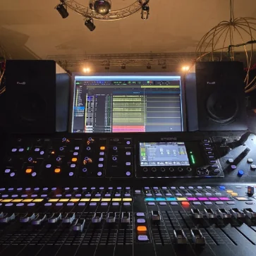 Console di mix e postazione DAW nello studio