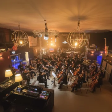 Sessione di registrazione orchestra nella grande sala studio